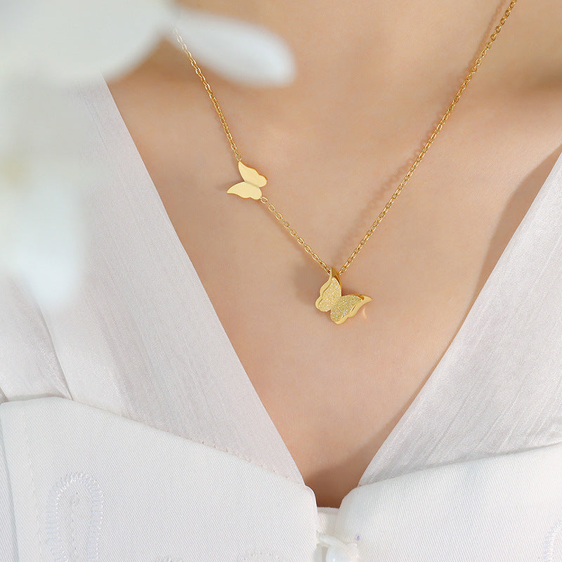 Collar, pendiente, anillo y adorno de acero de titanio con forma de mariposa y textura esmerilada