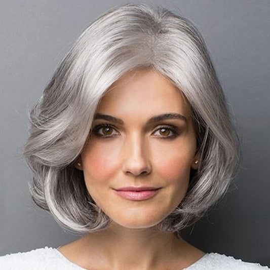 Cabello corto y rizado de color gris plateado, cabeza bobo realista y esponjosa, cabello corto