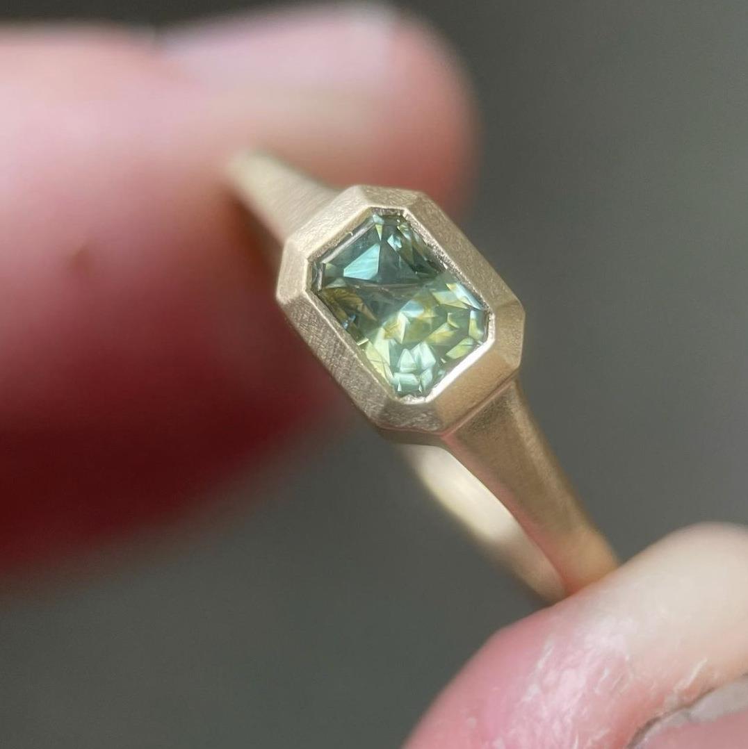 Anillo de esmeralda con forma de panal y circonita de seis lados que conserva el color