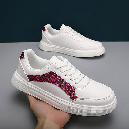 Zapatos blancos nuevos brillantes casuales