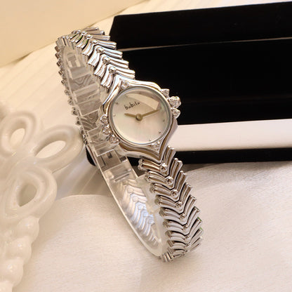 Montre à quartz pour femme avec chaîne en bambou