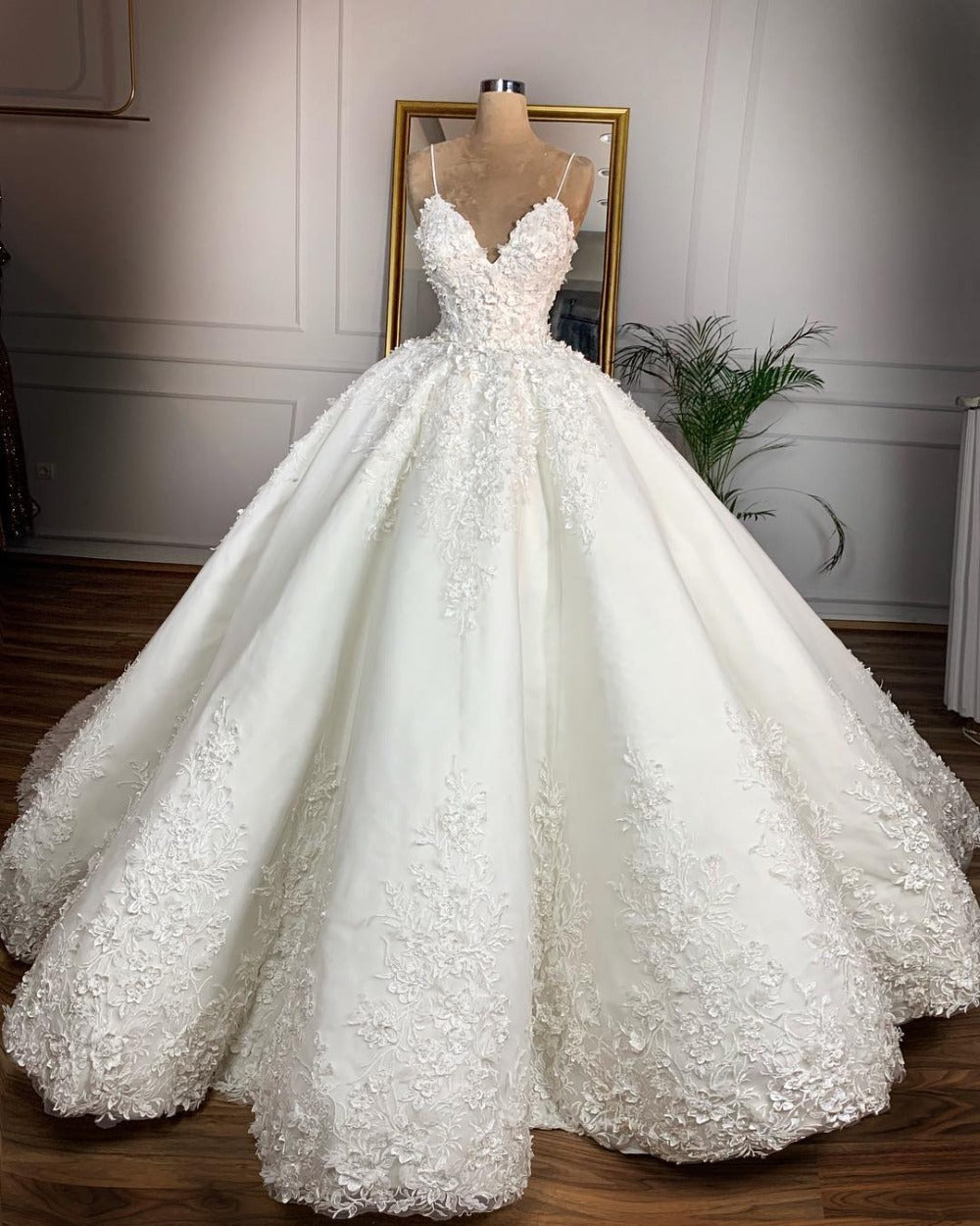 Deep V-neck Sexy Lace Floor-length Wedding Dress Romantic Aura Dignified Wedding Banquet Welcome 2024 New Spring Buy Center