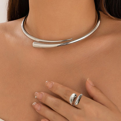 Pulsera de cuello abierto con resorte y superficie brillante de metal geométrico, collar sencillo tipo gargantilla