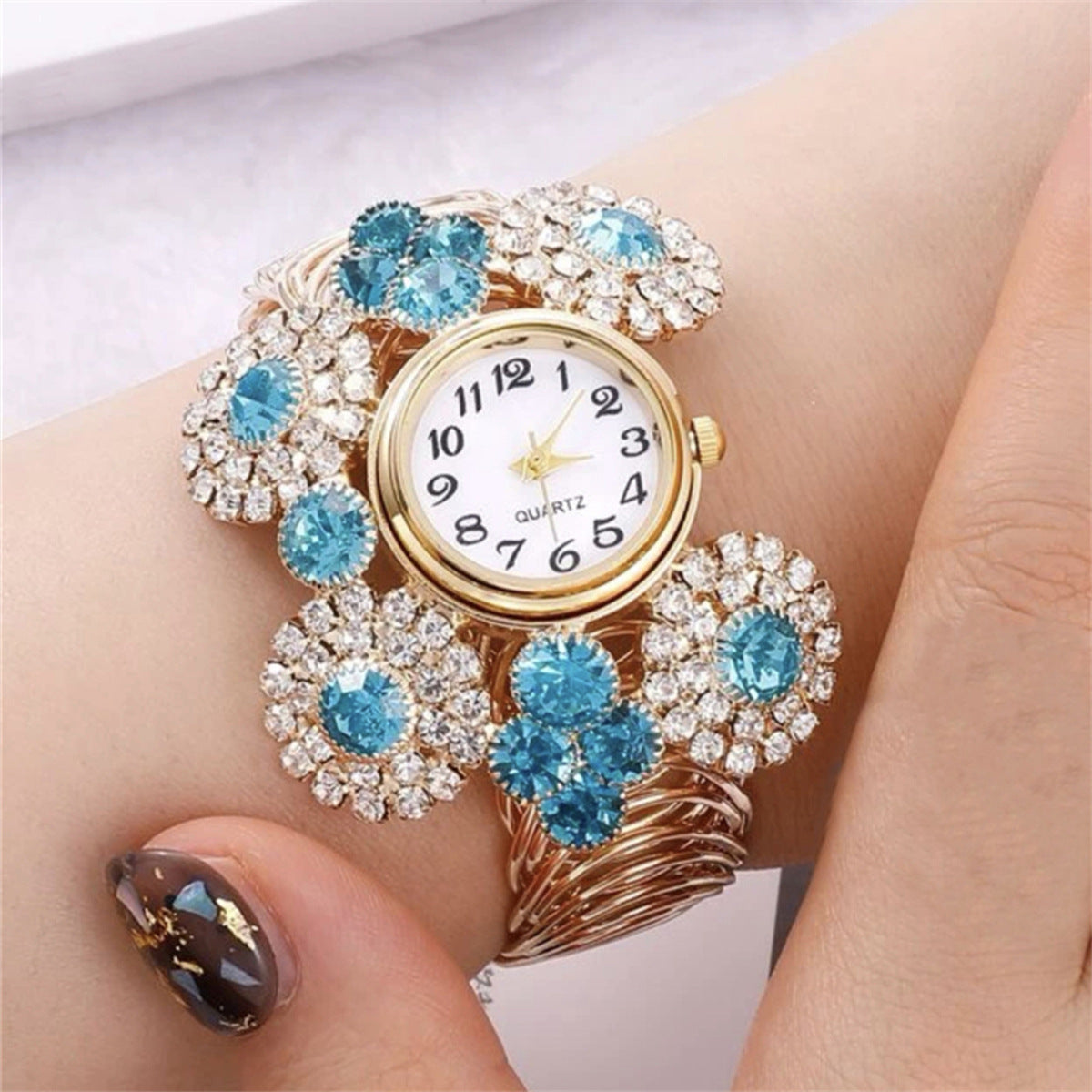 Reloj de cuarzo de lujo elegante y asequible con incrustaciones de diamantes de imitación y estrellas para mujer