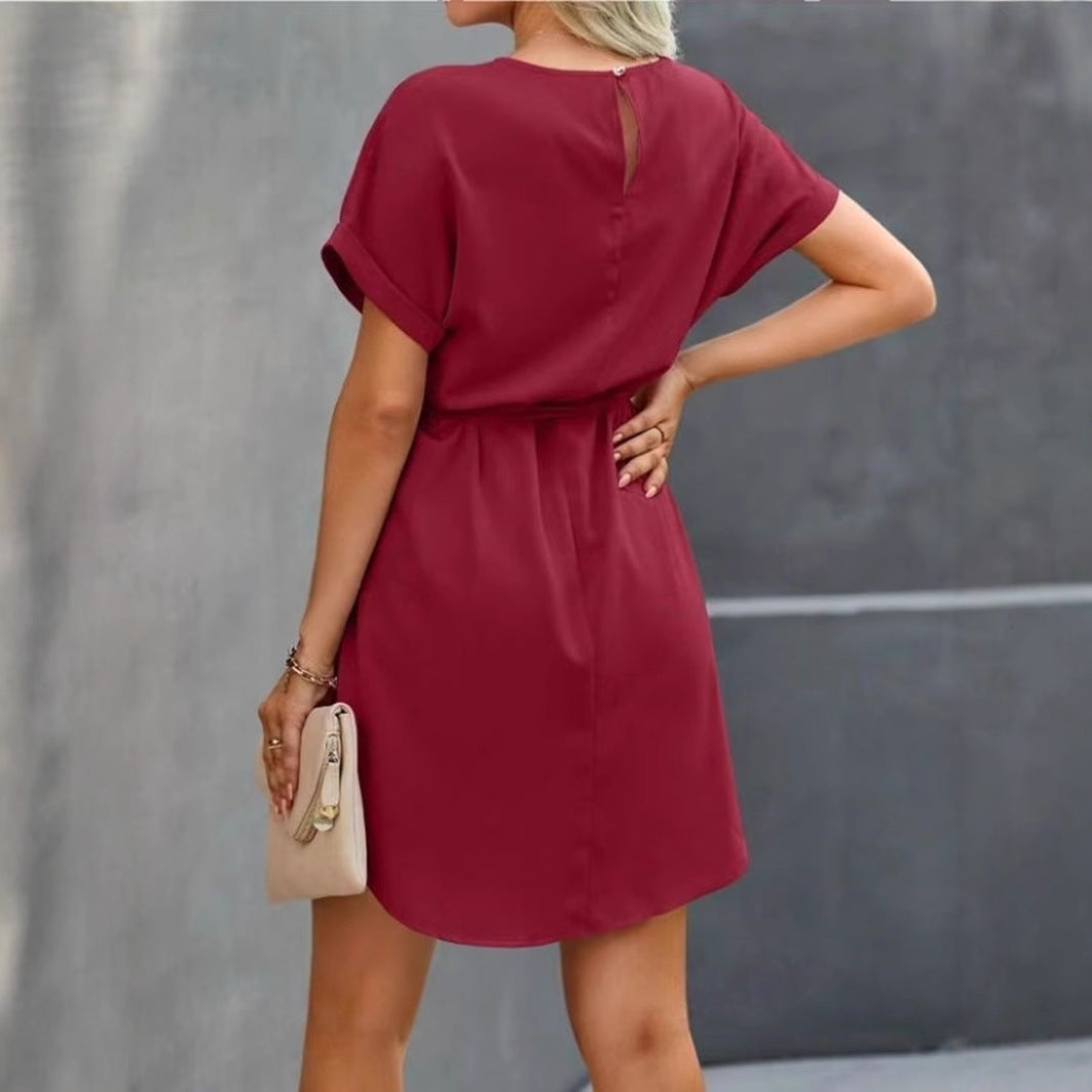 Robe en satin à manches courtes et lacets à la taille