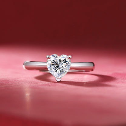 Anillo de plata con moissanita en forma de corazón