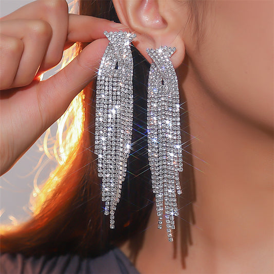 Boucles d'oreilles à longues franges luxueuses et scintillantes avec strass