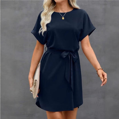 Robe en satin à manches courtes et lacets à la taille