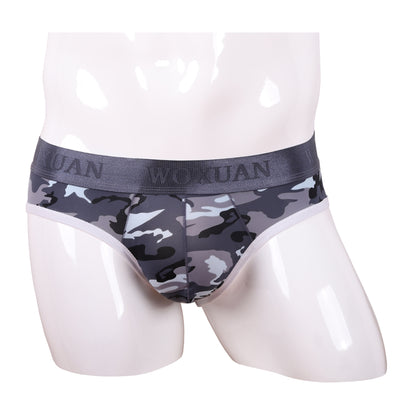 Tanga doble con forma de T y caderas expuestas con camuflaje