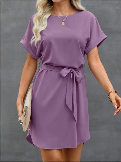 Robe en satin à manches courtes et lacets à la taille