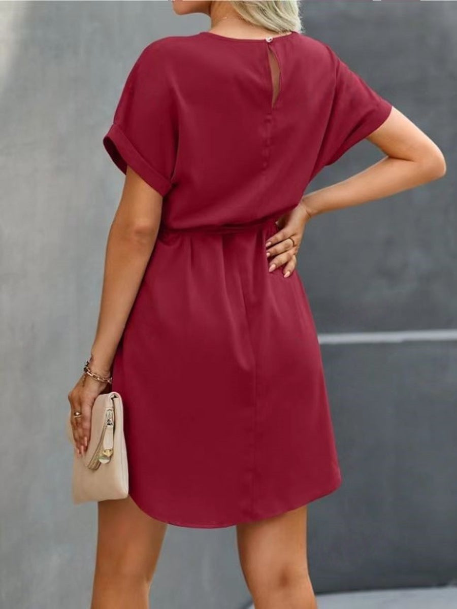 Robe en satin à manches courtes et lacets à la taille