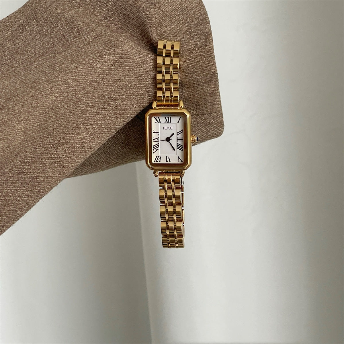 Montre à quartz simple pour femme avec petit cadran rétro et ceinture en acier