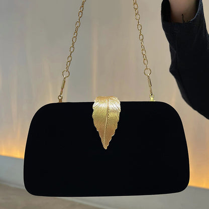 Dîner minimaliste féminin avec un petit sac carré à la main