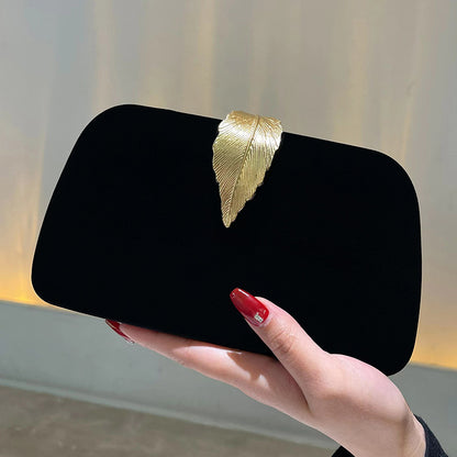 Dîner minimaliste féminin avec un petit sac carré à la main