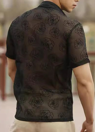 Camisa de manga corta con botones transparentes de malla con flores rosas para hombre