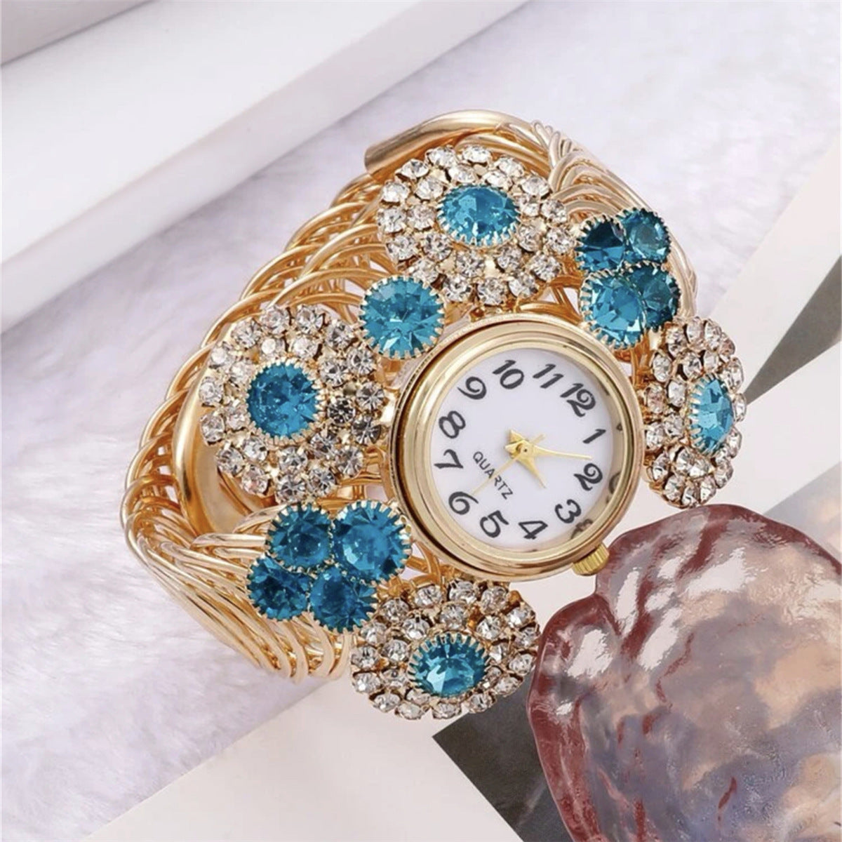 Reloj de cuarzo de lujo elegante y asequible con incrustaciones de diamantes de imitación y estrellas para mujer