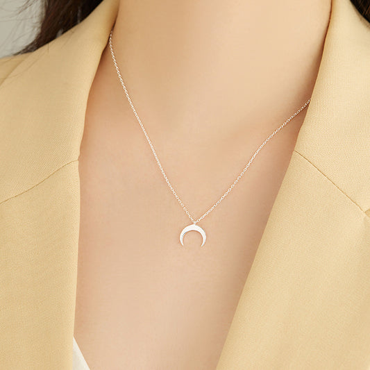 Colgante de luna simple en plata de ley con cadena para clavícula